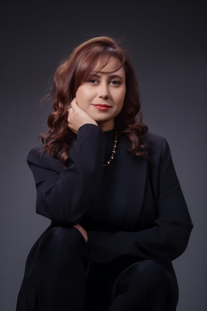 Executiva posando para retrato corporativo no Estúdio Fanara - RJ